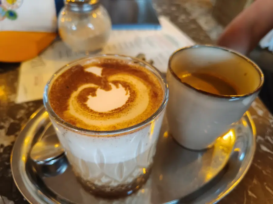 Gewürzkaffee mit Latte-Art und Espresso